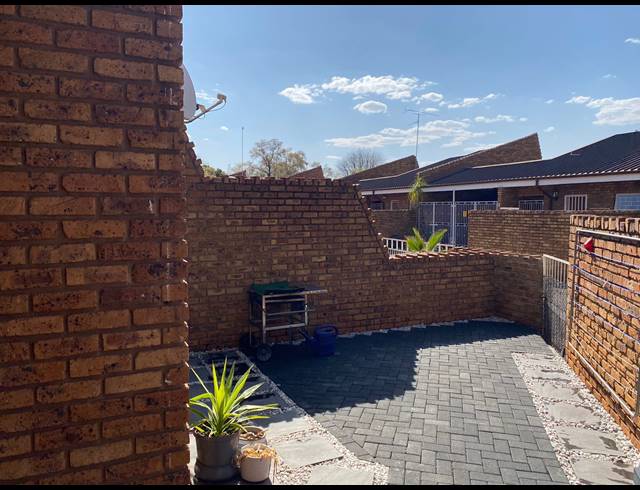 3 BEDROOM TOWNHOUSE FOR SALE IN FLORA GARDENS